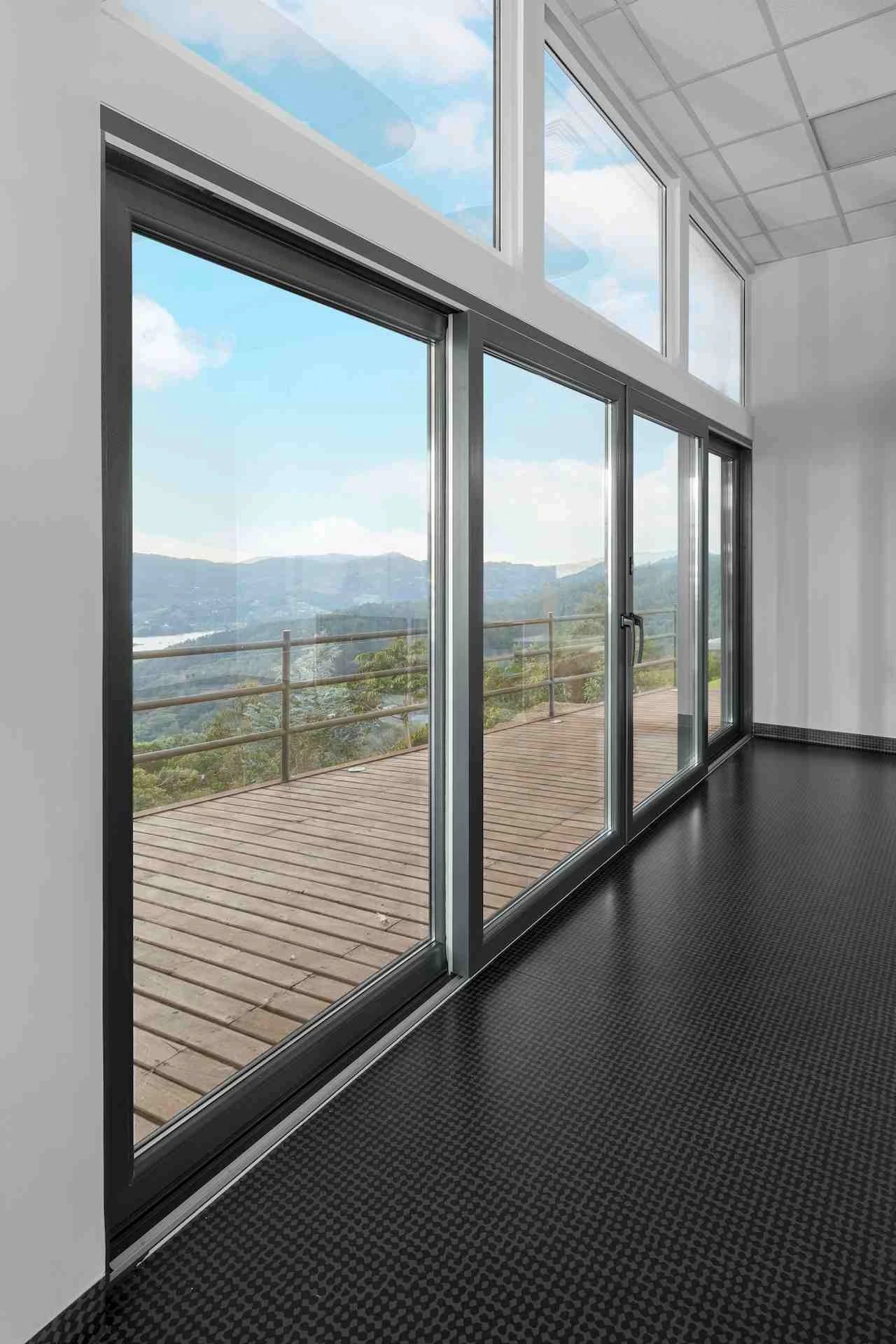 Wielkogabarytowe okna aluminiowe w nowoczesnym salonie, stolarka otworowa Home Concept